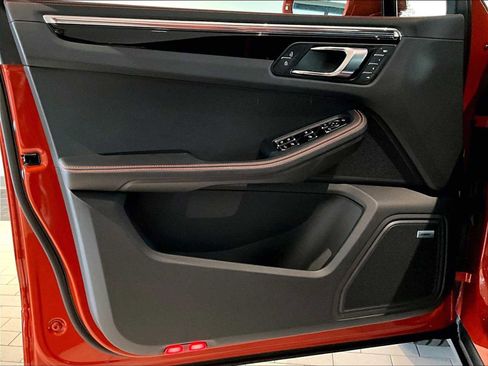 Used 2025 Porsche Macan image 26