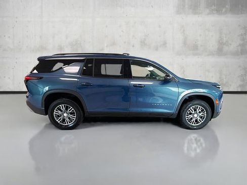 Used 2025 Chevrolet Traverse LT image 4