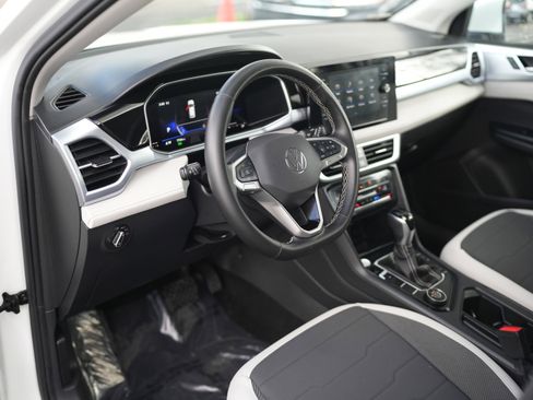 Used 2025 Volkswagen Taos SE w/ Panoramic Sunroof Package image 12