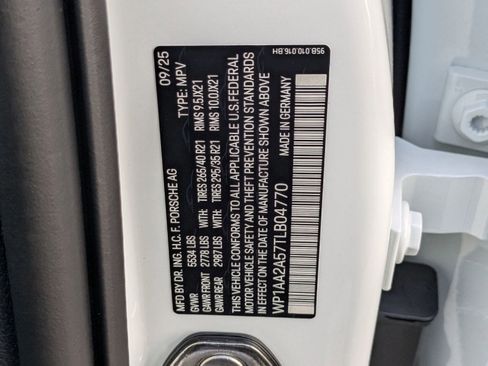 Certified 2026 Porsche Macan AWD/4WD image 30