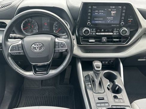 Used 2021 Toyota Highlander LE AWD/4WD image 11