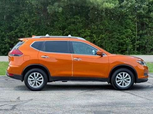 Used 2017 Nissan Rogue SV w/ SV Premium Package AWD/4WD image 3