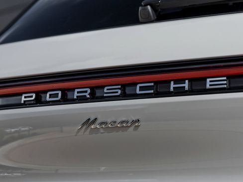 Certified 2025 Porsche Macan AWD/4WD image 15