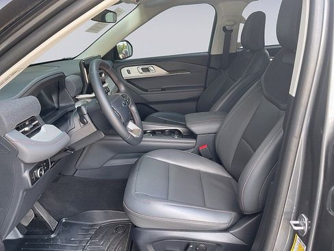 Used 2025 Ford Explorer Active w/ Active Comfort Package RWD image 9