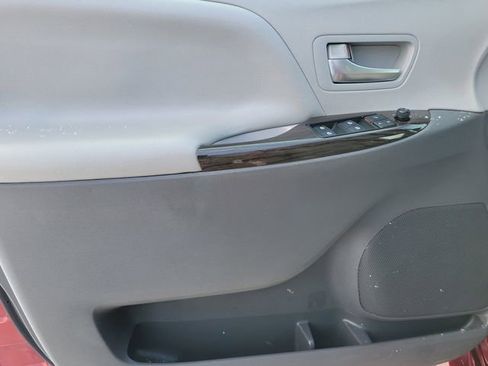 Used 2018 Toyota Sienna XLE image 10