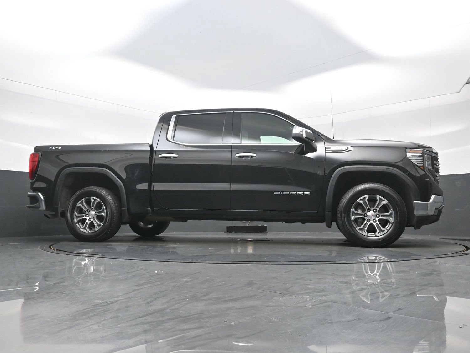 Used 2025 GMC Sierra 1500 SLT AWD/4WD image 31