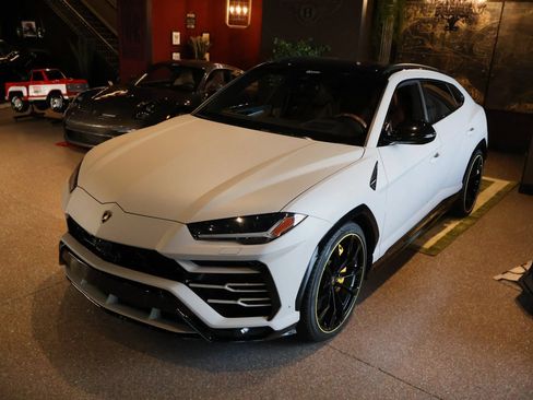 Used 2019 Lamborghini Urus AWD/4WD image 2