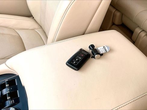 Used 2021 Lexus LX 570 4WD w/ Luxury Package image 15