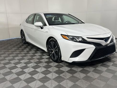 Used 2020 Toyota Camry SE w/ Sunroof Package image 3