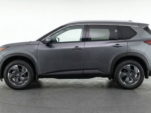 Used 2025 Nissan Rogue SV image 3