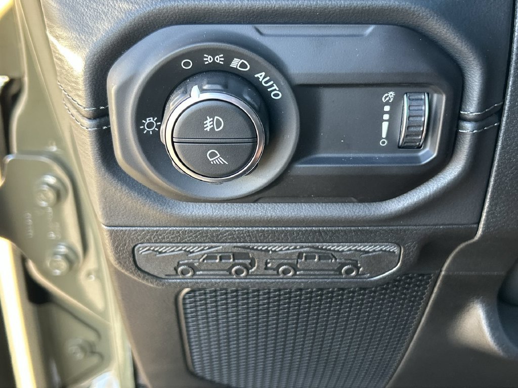 Used 2025 Jeep Gladiator Rubicon w/ Convenience Group AWD/4WD image 18