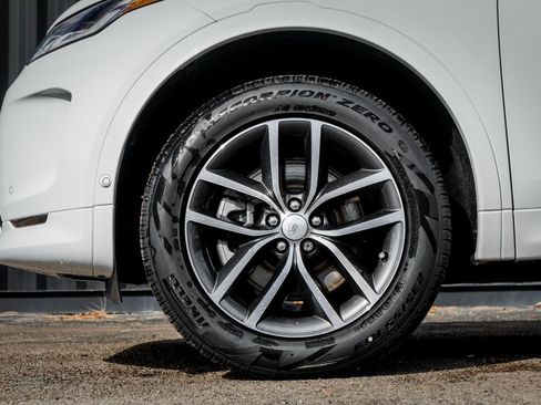 Used 2025 Land Rover Discovery Sport S image 4