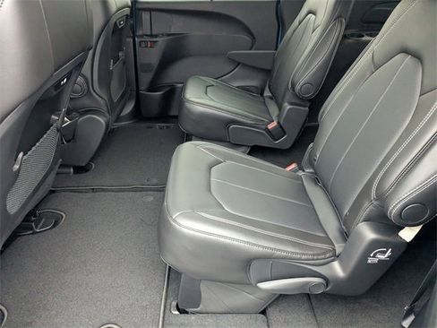 New 2026 Chrysler Pacifica Select image 26