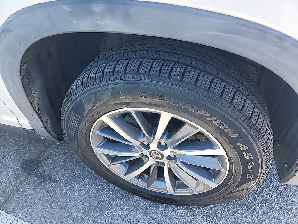 Used 2019 Toyota Highlander XLE FWD image 17