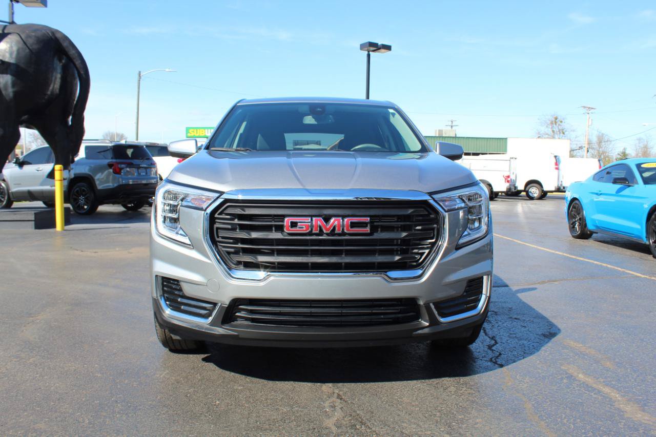 Used 2023 GMC Terrain SLE AWD/4WD image 2