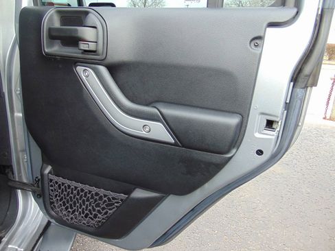 Used 2016 Jeep Wrangler Unlimited Sahara w/ Connectivity Group image 24