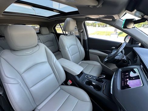 Used 2022 Cadillac XT4 Luxury w/ Cold Weather Package FWD image 9