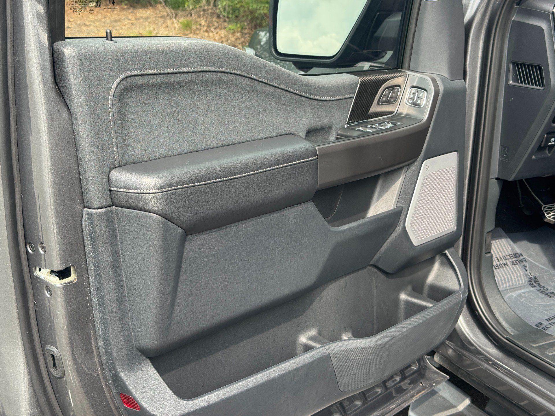 Used 2025 Ford F150 Lariat w/ Equipment Group 502A High AWD/4WD image 31