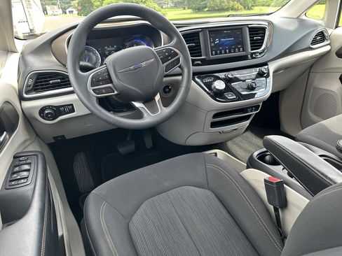 Used 2018 Chrysler Pacifica Touring Plus w/ Tire & Wheel Group FWD image 18