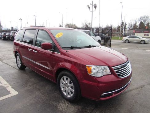 Used 2015 Chrysler Town & Country Touring w/ Driver Convenience Group image 3