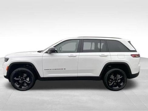 New 2025 Jeep Grand Cherokee Altitude image 4