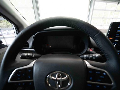Used 2023 Toyota Sienna XLE FWD image 15