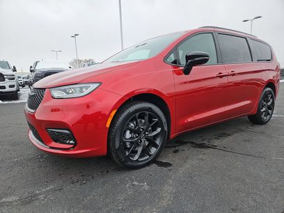 New 2026 Chrysler Pacifica Select w/ S Appearance Package