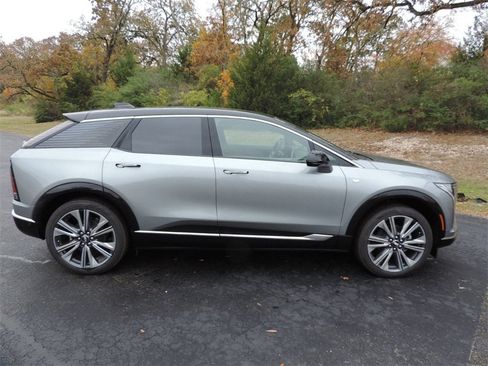 New 2026 Cadillac Optiq Luxury 2 image 4