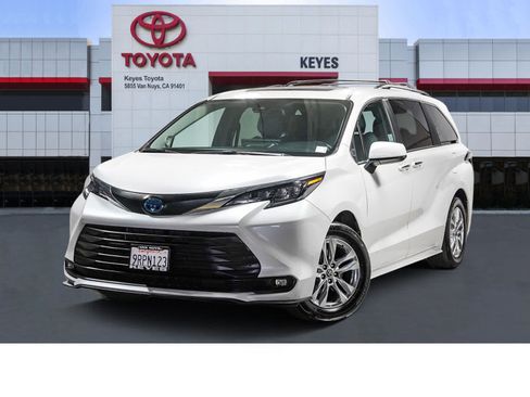 Certified 2025 Toyota Sienna XLE w/ XLE Plus Package AWD/4WD image 1