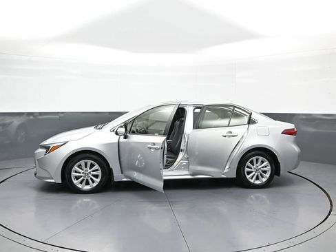 Used 2025 Toyota Corolla XLE image 42