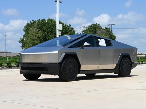 Used 2025 Tesla Cybertruck AWD Crew Cab image 5