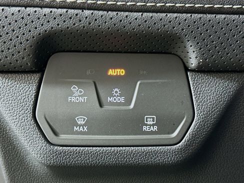 Used 2025 Volkswagen Atlas SE image 17