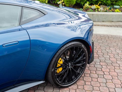Used 2022 Aston Martin V8 Vantage Coupe image 39