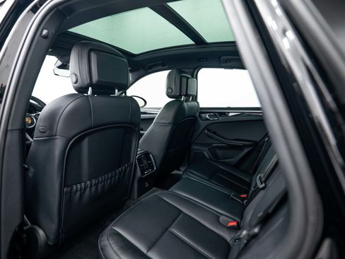 Certified 2024 Porsche Macan AWD/4WD image 24