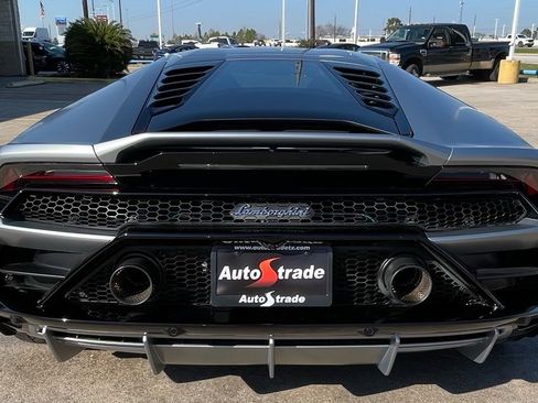 Used 2020 Lamborghini Huracan EVO image 11