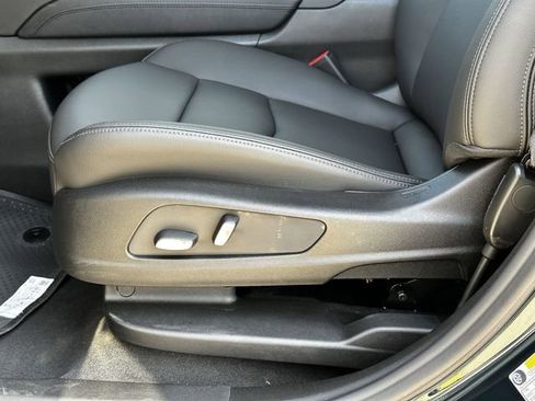 New 2025 Cadillac XT6 Luxury image 25