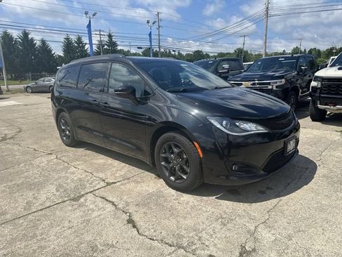 Used 2018 Chrysler Pacifica Limited w/ S Appearance Package FWD image 11