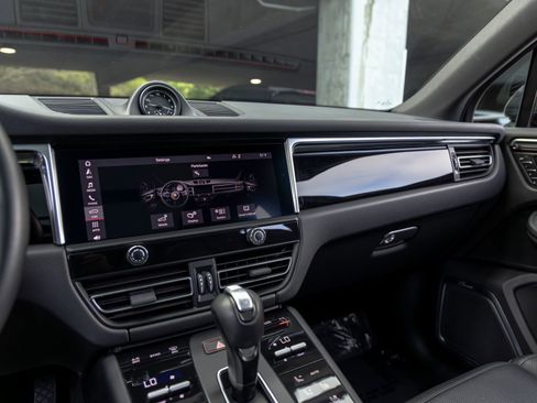 Certified 2023 Porsche Macan AWD/4WD image 36