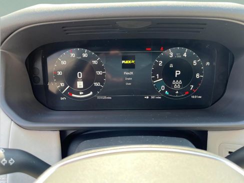 Used 2025 Land Rover Discovery S image 24