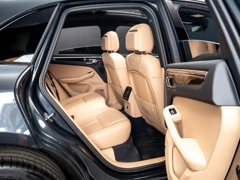 Certified 2025 Porsche Macan AWD/4WD image 43