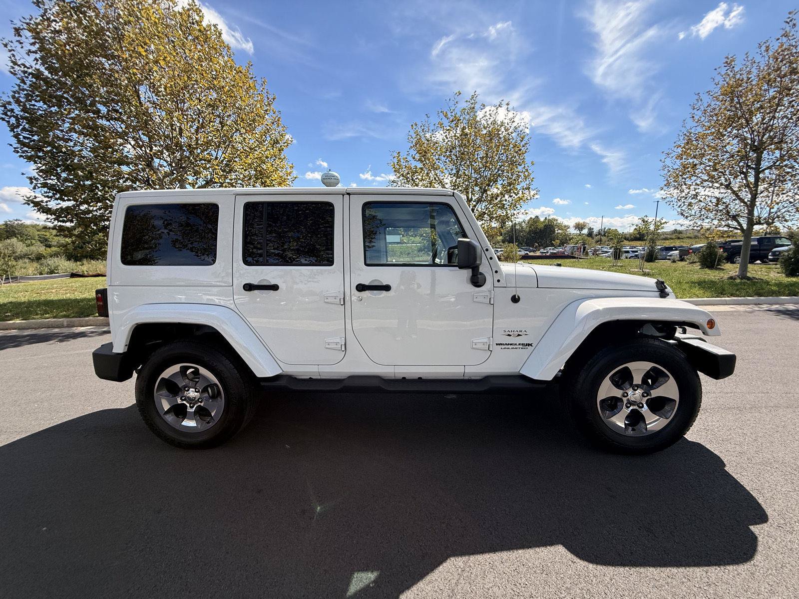 Used 2018 Jeep Wrangler Unlimited Sahara w/ Connectivity Group AWD/4WD image 4