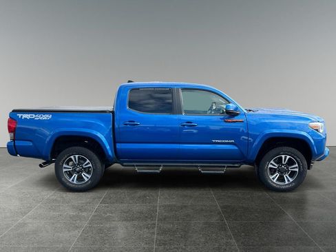 Used 2017 Toyota Tacoma TRD Sport w/ Exterior Package AWD/4WD image 8