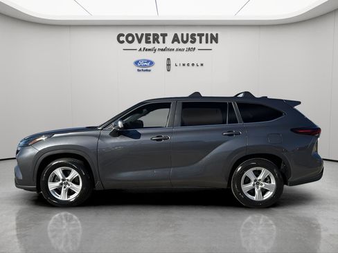 Used 2025 Toyota Highlander LE image 2