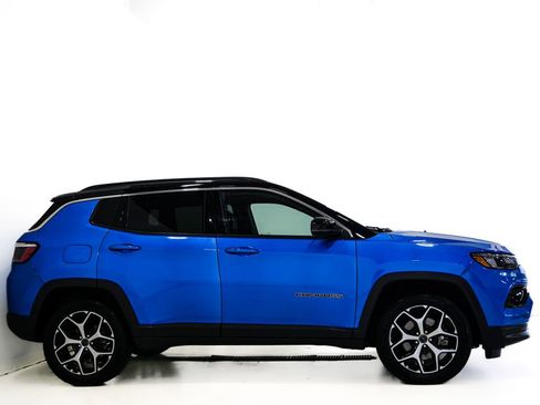 Used 2025 Jeep Compass Limited AWD/4WD image 4