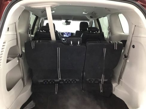 Used 2023 Chrysler Pacifica Touring-L image 14