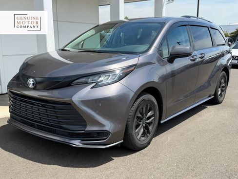 Used 2023 Toyota Sienna LE FWD image 1