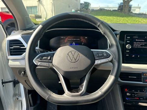 Used 2025 Volkswagen Taos SE image 13