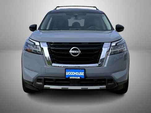 Used 2023 Nissan Pathfinder SL AWD/4WD image 2