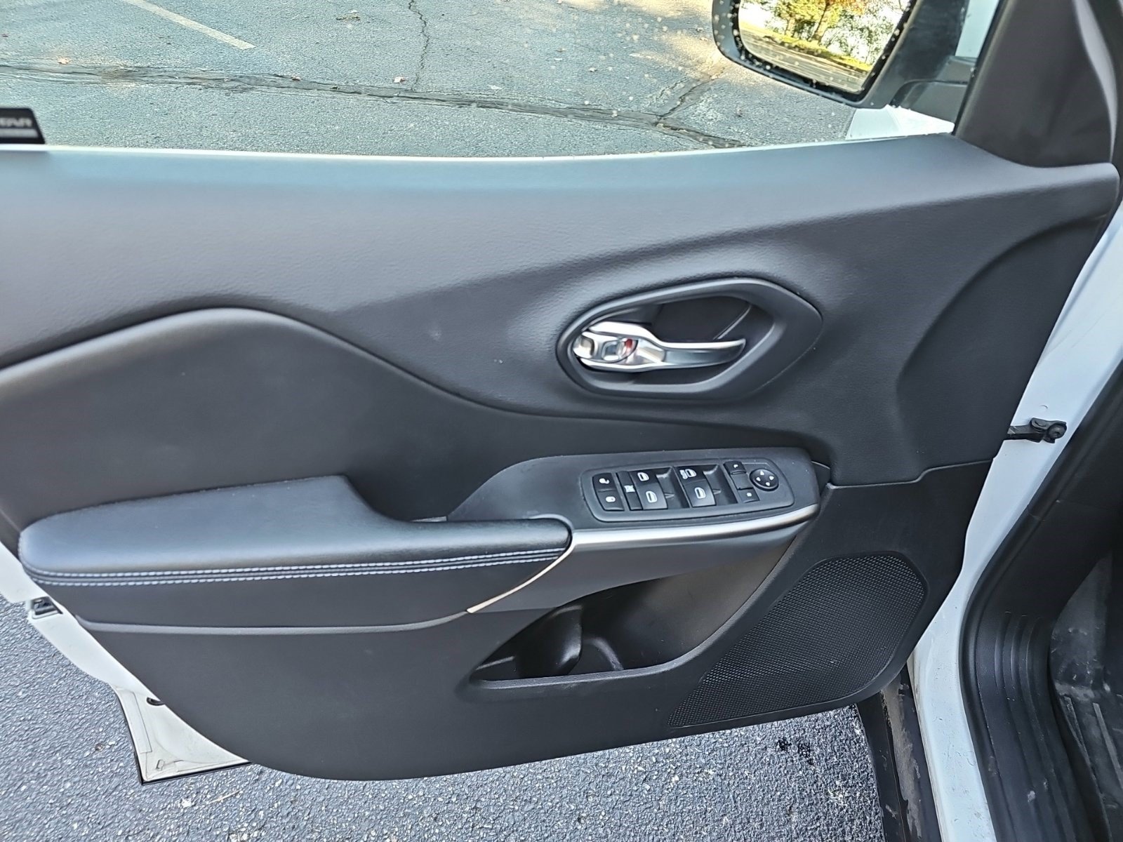 Used 2019 Jeep Cherokee Latitude w/ Popular Appearance Group FWD image 19