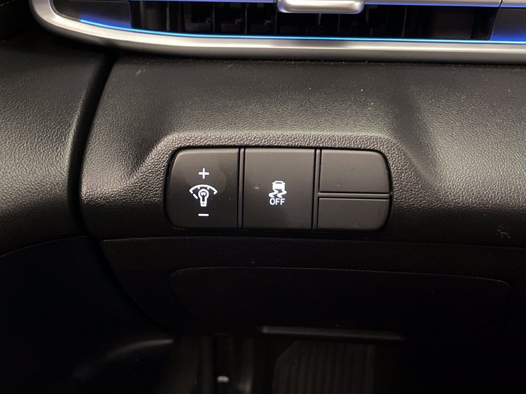 Certified 2025 Hyundai Elantra Limited FWD image 31